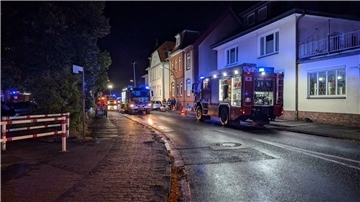 Kellerbrand in Rotenburg: Feuerwehr rettet Bewohner aus Gebäude Fahrzeuge an der Einsatzstelle