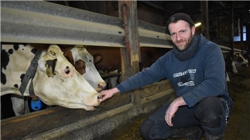 100 Kühe hat Milchbauer Sven von Glahn im Stall, weitere 100 Kälber kommen hinzu. Wegen der sich verschärfenden Umweltauflagen musste er die Tierzahl herunterfahren.