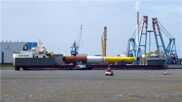 100 Meter lang und bis zu 2000 Tonnen schwer sind die Monopiles, die bei Steelwind verladen werden. Sie sind für einen Offshore-Windpark vor der Ostküste der USA bestimmt.