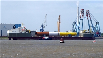 100 Meter lang und bis zu 2000 Tonnen schwer sind die Monopiles, die bei Steelwind verladen werden. Sie sind für einen Offshore-Windpark vor der Ostküste der USA bestimmt.