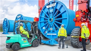 100 Tonnen schwer, zwölf Meter lang, vier Meter hoch: 60 gigantische Kabeltrommeln stehen bereits in Zeven für den SuedLink-Bau bereit.