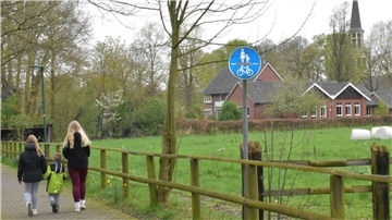 drei Kinder gehen auf einem Fußweg