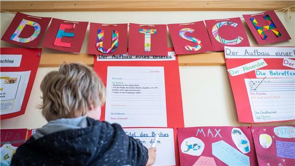 Ein Schüler schreibt einen Aufsatz. 