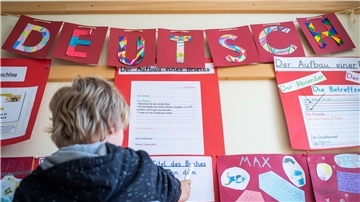 Ein Schüler schreibt einen Aufsatz. 