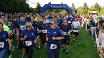 Zahlreiche Läufer starten beim Nordsee-Firmenlauf.