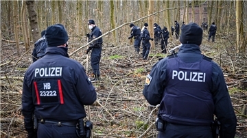 127 Polizisten haben im Gebiet rund um den Wasserwerkswald in Wulsdorf nach Hinweisen auf die Vermisste gesucht.