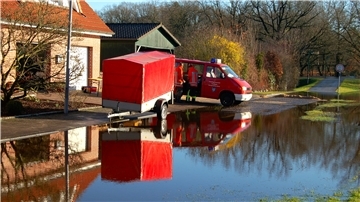 Das Hochwasser überschwemmt die Straße.