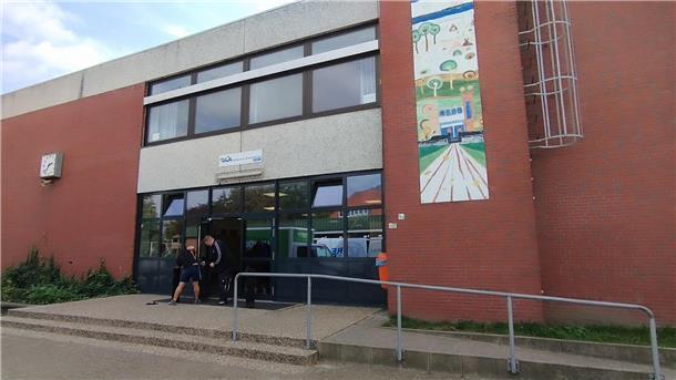 Defizitärer Haushalt: Darum sind in der Wesermarsch die rosigen Zeiten vorbei 13 Millionen Euro will der Landkreis 2025 in seine Schulen investieren. Dazu gehören auch Fenster-, Fassaden- und Dachsanierungen an der Oberschule in Rodenkirchen.