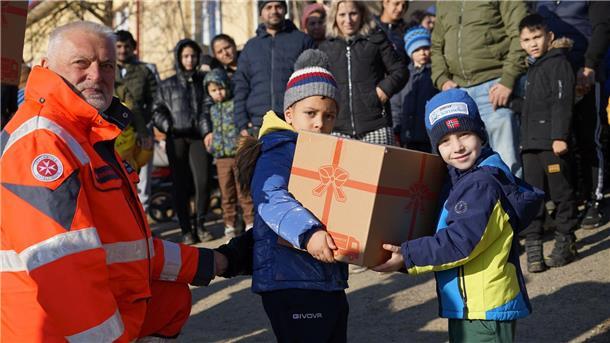 131 Pakete sammelten die Schülerinnen und Schüler der BBS Bersenbrück für Bedürftige in der Ukraine. Der Transport erfolgte über die Johanniter-Weihnachtstrucker.