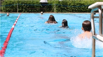 138 Mädchen und Jungen des fünften Jahrgangs der KGS Tarmstedt haben Schwimmunterricht.