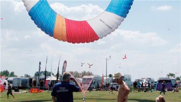 Atemberaubende Akrobatik und Choreografien in der Luft und am Boden Es wird eine Bol gezeigt. Das Windspiel hat einen Durchmesser von 14 Meter.
