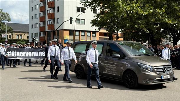 1.500 bis 2.000 Menschen kamen, um dem getöteten Polizisten die letzte Ehre zu erweisen