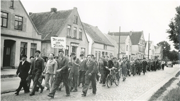 1500 Werftarbeiter legen am 5. August 1954 die Arbeit nieder und eilen den Aufständischen gegen die Polizei zu Hilfe.
