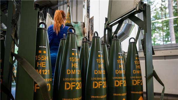 Rüstungsexport-Rekord mit rund 12,2 Milliarden Euro 2023 155-Millimeter Artelleriemunition wird beim Rüstungskonzern Rheinmetall gefertigt (Symbolbild).