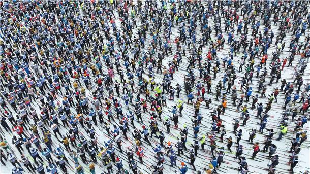 Strapaze im sulzigen Schnee - 100. Wasalauf in Schweden 16.000 Teilnehmer kurz vor Beginn der 100. Ausgabe des Skilanglaufrennens.