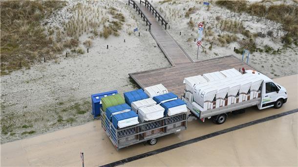 Küste vor dem Saisonstart: Strandkörbe werden rausgeputzt 17 Strandkörbe gleichzeitig werden per Lieferwagen und Anhänger zum Strand von Norddeich gebracht. Zum Start der Osterferien in wenigen Tagen bereiten sich die Tourismusbetriebe an der niedersächsischen Nordseeküste und auf den Ostfriesischen Inseln auf die neue Urlaubssaison vor.