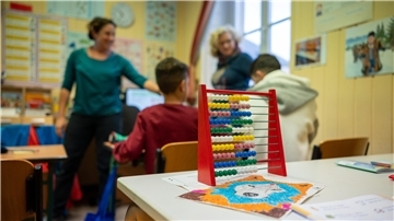 Das Foto zeigt geflüchtete Kinder. 