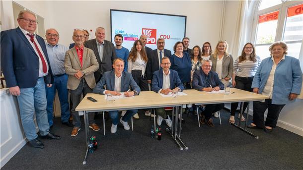 Die Koalitionäre unterschreiben den Vertrag für die kommende Legislatur im SPD-Büro Schifferstraße