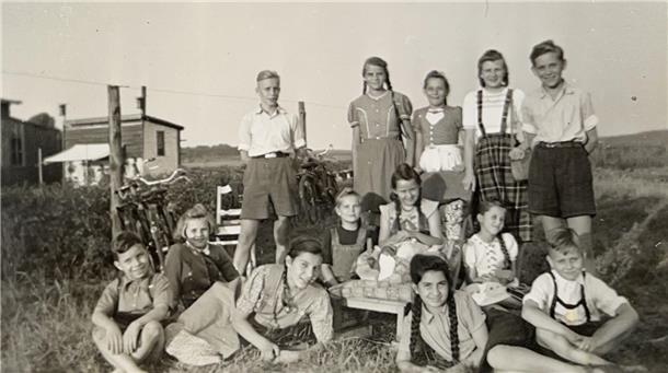 1951/52 in Tarmstedt. Joachim Franke (hinten links) mit Schulfreunden und Kindern aus der Nachbarschaft.