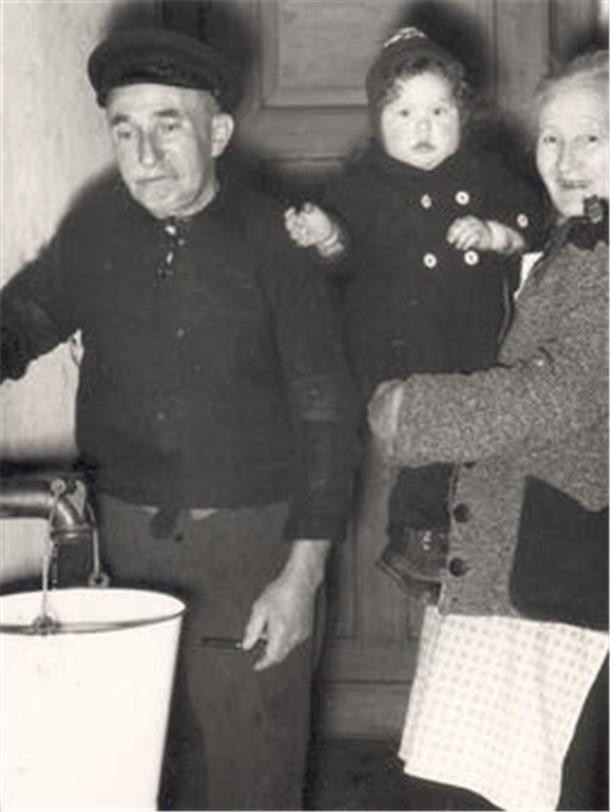 1956 holte diese Familie Wasser aus dem Brunnen im Barackenlager Blexen.