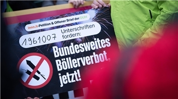 1.961007 - eine Petition und ein offener Brief für ein bundesweites „Böllerverbot“ wurden von über 1,9 Millionen Bürgern unterzeichnet. Auch unsere Umfrage zeigt: Eine Mehrheit der Teilnehmer unterstützt die Forderung.