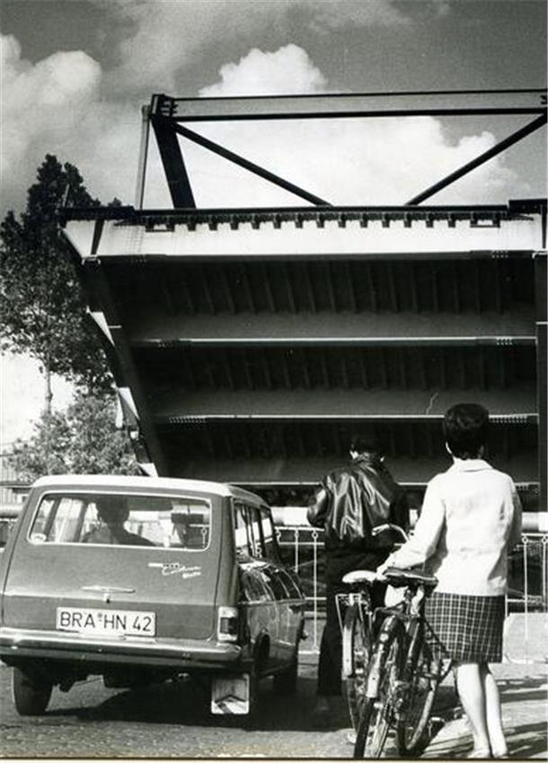 1965 entstand diese Aufnahme der Klappbrücke. Gebaut worden war sie 1952 bis 1954. 2022 ist das Bauwerk frisch hergerichtet worden.