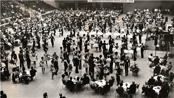 Auch das Orga-Team muss Pirouetten drehen 1974 war die Stadthalle gerade eröffnet, als die TSG Bremerhaven zum ersten Mal eine deutsche Meisterschaft ausrichtete. 7000 Tanzsportfans kamen.