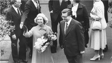 1978 besuchte die Queen Bremerhaven. Hier winkt sie neben Bürgermeister Hans Koschnick den Bremerhavenern zu.