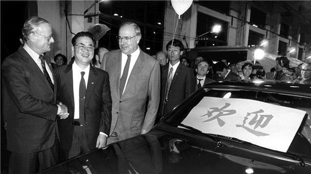 Früherer Volkswagen-Chef Carl Hahn gestorben 1984: Der damalige Bundeskanzler Helmut Kohl (3.v.l.) in China mit dem damalige VW-Chef Carl Hahn (l) und dem chinesischen Vizepräsidenten Li Peng (M).