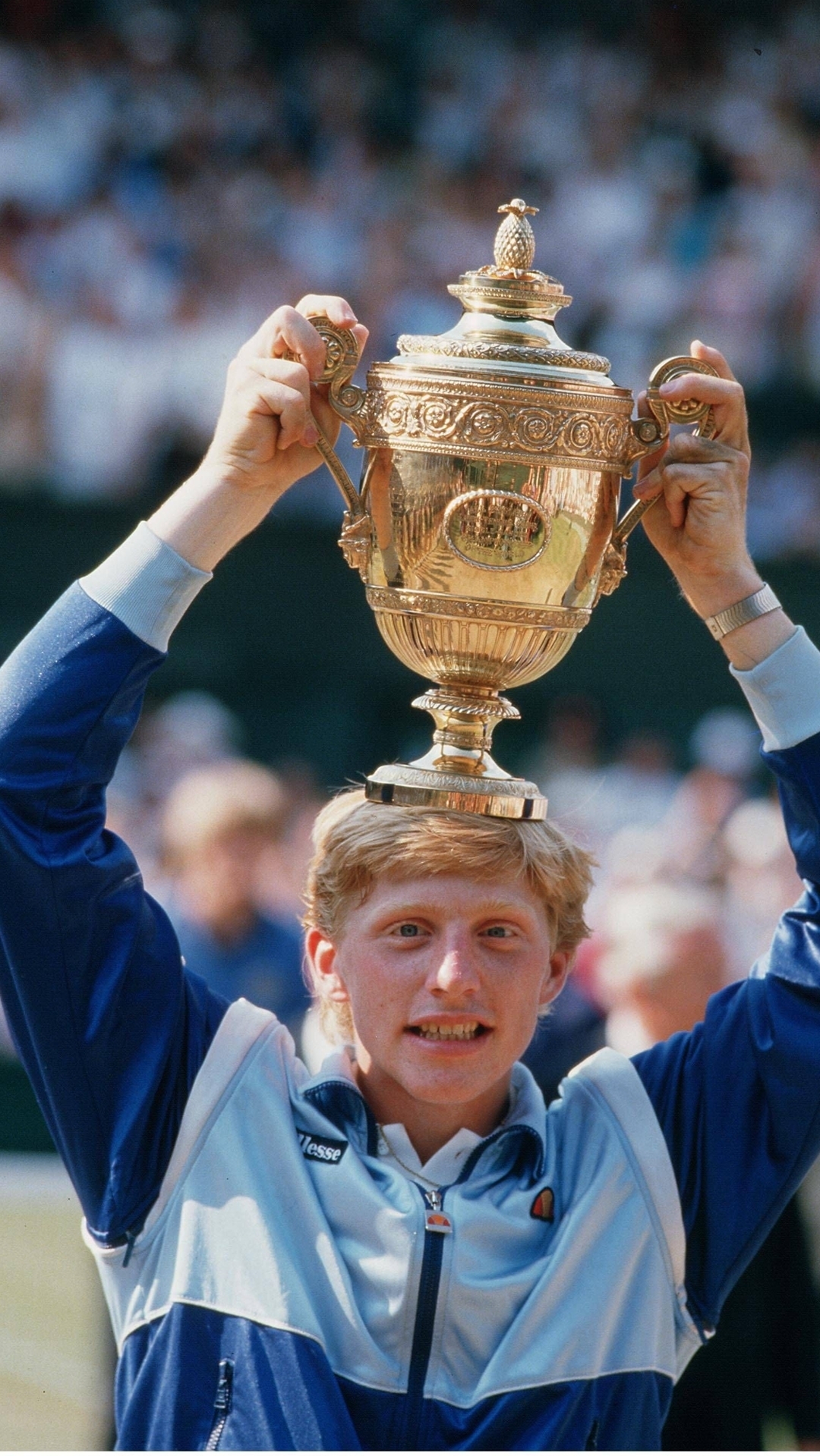 1985 stellt Boris Becker die Tenniswelt auf den Kopf, als er mit 17 Jahren zum jüngsten Wimbledonsieger aller Zeiten wird.
