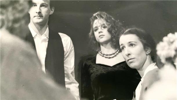 1991, Bremerhaven, Stadttheater: Christiane Ratschow (Mitte) ist noch Schülerin, spielt am Jugendtheater mit. Hier als "Ljalja" im Psychodrama "Liebe Jelena Sergejewna" mit Susanne Schwan als "Jelena" und Jörg Göddert. 