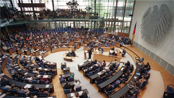 1999 verabschiedet sich der Bundestag aus Bonn und zieht nach Berlin um.