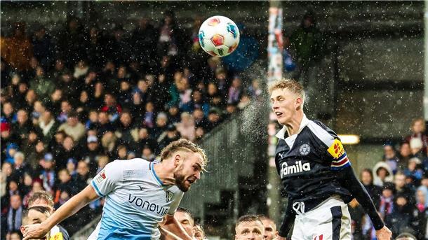 Bilder des Tages 2. Liga in Kiel: Bernhardsson (r, Kiel) und Strompf (Bochum) kämpfen bei Regen um jeden Ball.