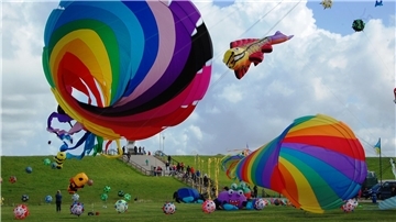 200 Drachen in allen Farben und Formen werden an Pfingsten wieder zum Zirkus- und Drachenfest am Friesenstrand in Tossens erwartet.