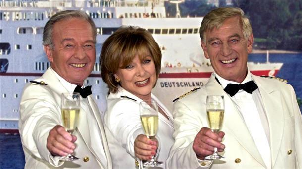 2001: Siegfried Rauch (rechts) als Kapitän Jakob Paulsen mit seinen Kollegen aus der ZDF-Serie "Das Traumschiff", Horst Naumann und Heide Keller, an.
