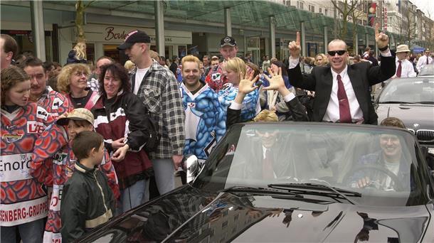 2002 gab es den ersten Autokorso der Fischtown Pinguins. In Cabrios ging es für die Spieler wie hier Tim Schnobrich und Marko Suvelo von der Eisarena zur Bühne vor der großen Kirche - begleitet von tausenden Fans.