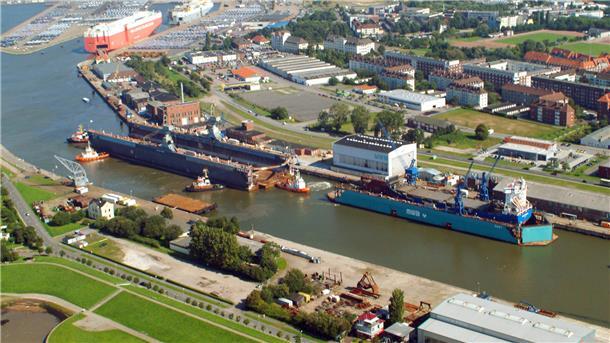 Überraschung: Schleppzug mit Dock V kehrt um - Kurs Columbuskaje 2005 wurde das Dock V über die Weser nach Bremerhaven gebracht. Heute verlässt es den Kaiserhafen für immer.