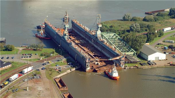 Überraschung: Schleppzug mit Dock V kehrt um - Kurs Columbuskaje 2005 wurde das Dock V über die Weser nach Bremerhaven gebracht. Heute verlässt es den Kaiserhafen für immer.