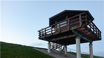 2005 wurde der Vogelbeobachtungsturm auf dem Deich südlich des Dorumer Kutterhafens gebaut. Seit drei Jahren darf er aus Sicherheitsgründen nicht mehr betreten werden.