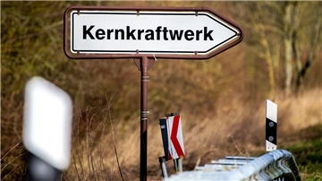 2011 wurde das Kernkraftwerk Unterweser stillgelegt, seit 2018 läuft der Rückbau. Der Arbeitskreis Wesermarsch der Atomkraftgegner macht sich nach zwei gemeldeten Störfällen der Kategorie 0 Sorgen, dass radioaktive Verseuchung auftreten könnte.