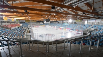 Das Eishockeystadion in Bremerhaven von innen betrachtet.
