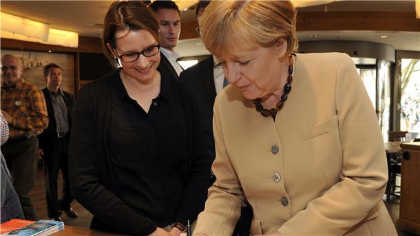 2014: Die CDU-Bundesvorsitzende Dr. Angela Merkel (rechts) ist zum Europa-Wahlkampf in Bremerhaven und trägt sich in das DAH-Gästebuch ein. Neben ihr DAH-Direktorin Dr. Simone Blaschka.