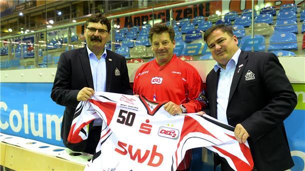 2015 verpflichteten die Pinguins Ben Doucet (Mitte) als Trainer. Das entpuppte sich als Flop.