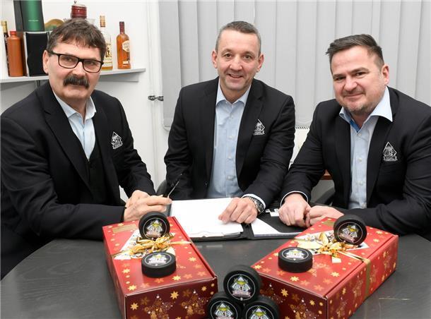 2016 nahmen die Pinguins Trainer Thomas Popiesch (Mitte) unter Vertrag.