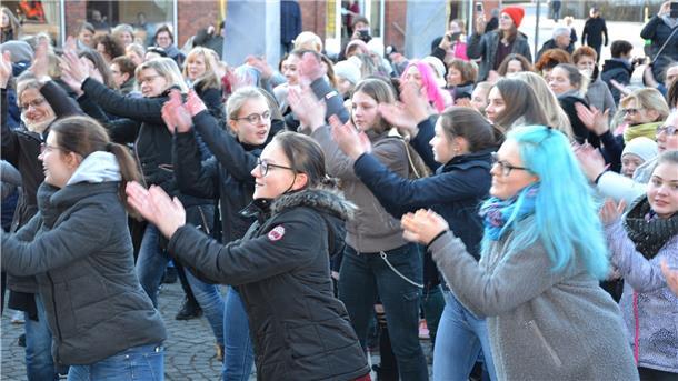 2018 wurde erstmals im Zuge der „One Billion Rising“-Kampagne in Zeven getanzt. Am 14. Februar soll es erneut eine Aktion geben.