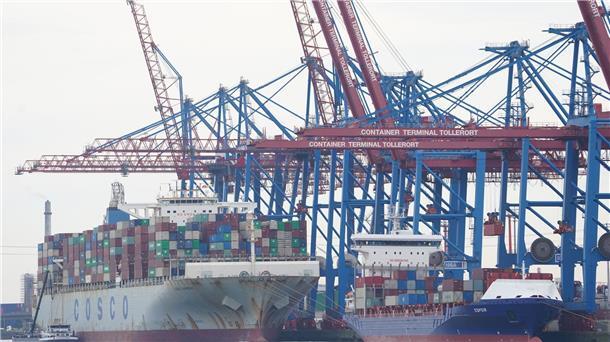 2021 hatten der Hamburger Hafenlogistiker HHLA und der chinesische Terminalbetreiber Cosco Shipping Ports Limited eine Vereinbarung über eine 35-prozentige Beteiligung getroffen.