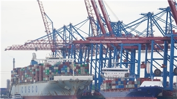 2021 hatten der Hamburger Hafenlogistiker HHLA und der chinesische Terminalbetreiber Cosco Shipping Ports Limited eine Vereinbarung über eine 35-prozentige Beteiligung getroffen.