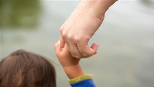 Kein Elterngeld mehr für hohe Einkommen - wen trifft das? 2022 bezogen nach Angaben des Statistischen Bundesamtes gut 1,8 Millionen Personen Elterngeld, die Mehrzahl davon Frauen.