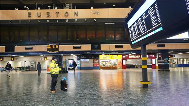 Bahnstreik in Großbritannien: Warnung vor weiteren Störungen 2022 gab es bei mehr als der Hälfte der Züge, die von den 15 wichtigsten Bahnhöfen abfuhren, Verspätungen oder andere Störungen.