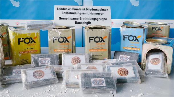Von Kokain-Bande bestochen? Staatsanwalt auf der Anklagebank 2022 präsentierten das Landeskriminalamt den Fund von 16 Kilogramm Kokain im Hamburger Hafen. (Archivbild)